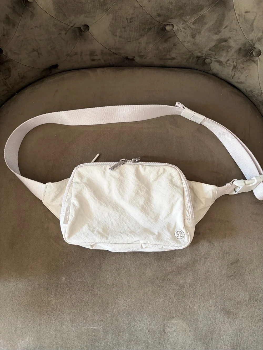 lululemon athletica Everywhere Belt Bag - Light Ivory with Silver Hardware - Picture 2 of 8